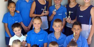 Ouderdomswenners Voor v.l.n.r.: Miela du Toit o/7; Joy Hans o/8; Stefan Stieger o/8; Luke du Plessis o/7. Middel v.l.n.r.: Joani-Lee Vos o/9; Nel Stieger o/10; Ralph Smit o/10; Zayd Tayob o/9. Agter v.l.n.r.: GenÃ© Cornelius o/11; Nadia Pieterse o/12; Caitlyn Otto o/13; Adrian Hage o/13;  AJ Bosch o/12; Daniel Hanekom o/11.